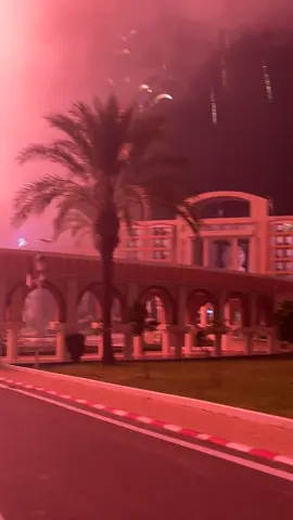 Le 1er novembre n'est pas une simple date inscrite dans le calendrier de notre histoire; il est le symbole d'un réveil national, d'un sursaut de dignité et d'un acte de foi envers la liberté. En ce jour de l'an 1954, des hommes et des femmes, armés de conviction avant d'être armés de fusils, ont choisi de briser les chaînes du colonialisme pour redonner à l'Algérie son nom, son identité et sa souveraineté. Ils ont su transformer la souffrance en courage, l'injustice en résistance, le silence en cri de liberté. Leur sacrifice n'a pas été vain : il a tracé le chemin de l'indépendance, ouvrant la voie à une nation debout, fière de son passé et responsable de son avenir. Aujourd'hui, en commémorant le 1er novembre, nous honorons la mémoire des martyrs, nous saluons le génie des moudjahidine et nous réaffirmons notre attachement aux valeurs pour lesquelles ils se sont levés : la justice, 'nité, la dignité et la souveraineté  Se souvenir du 1er novembre, c'est aussi s'engager à protéger l'héritage de la Révolution, à bâtir une Algérie forte, moderne et fidèle à l'esprit de ses fondateurs. Car la liberté conquise par le sang ne peut être préservée que par le travail, l'unité et la fidélité aux principes. Gloire éternelle à nos martyrs. Vive l'Algérie libre et souveraine. #foryou #pourtoi #algerie #dz