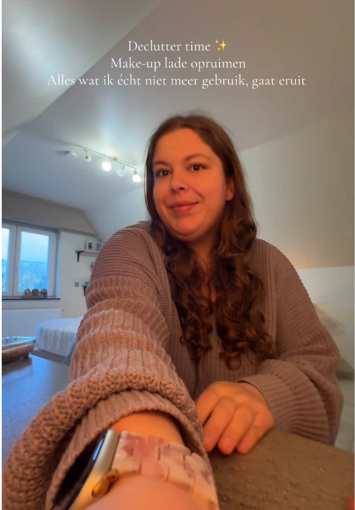 Als je nog make-up hebt van het middelbaar… dit is je teken 😅💄 RIP aan m’n 2018 highlighter 😭✨ Zes jaar oud? Zelfs oogschaduw verdient z’n pensioen 🫶🏼 #makeup #makeupdeclutter #declutter #organization #opruimen 