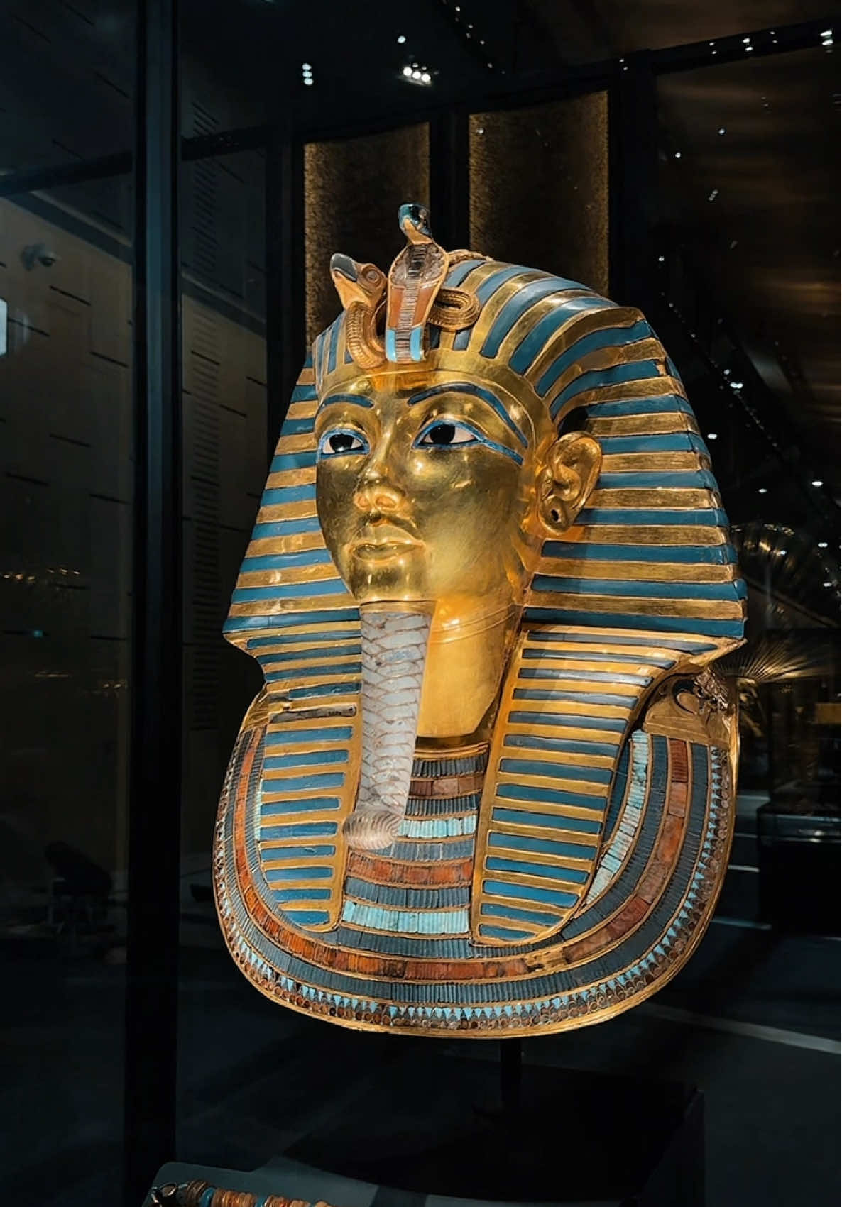 غرفة الملك توت عنخ آمون… كأنك داخل قلب التاريخ نفسه 👑 كل قطعة بتحكي سر من أسرار الحضارة اللي ما بتموتش 