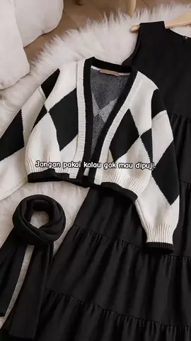 Kadang, outfit paling sederhana justru paling elegan. Dress hitam + cardigan rajut putih hitam, combo anti gagal.#oneset #setelanwanita #cardiganrajut #outfitideas #ootdhijab 
