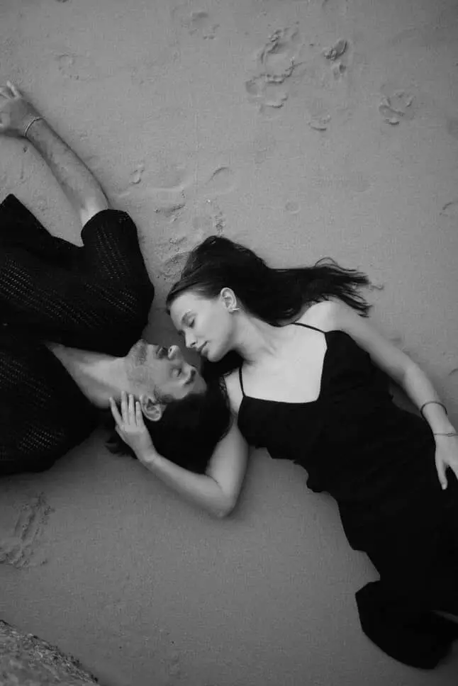 Tombez amoureux d’une personne qui s’investit sans relâche pour vous voir sourire, qui vous chuchote des mots doux et qui vous présente avec fierté à ses amis et à sa famille. Surtout, laissez-vous charmer par celui qui apprécie vos émotions plutôt que de se laisser dominer par son orgueil et son égo. Choisissez quelqu’un qui vous respecte profondément, qui ne vous lasse pas avec des promesses vides, mais agit avec sincérité. Quelqu’un qui prend soin de vous avec tendresse, sans jamais chercher à vous changer, simplement à vous comprendre... JM❣️