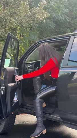 Guess where I’m going?! #leggings #outfitoftheday #4runner #yotagang 