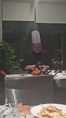 Thưởng thức tài của đầu bếp ở nhà hàng vịt quay Bắc Kinh (Peking Duck) tại Thượng Hải (Shanghai) nhà hàng Quanjude, chỉ mới 130 năm à em ơi, 😍😍😍. Và nhà hàng này với nhà hàng ở Bắc Kinh (Beijing) là một. Chuẩn bị lên mâm thôi em, #traveling #hanhtrinh #Shanghai #Quanjude #Duck 