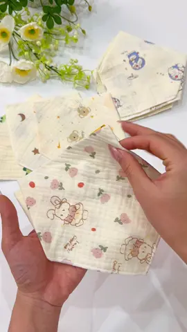 Thời tiết lạnh rồi các mom sắm yếm quàng cổ cho bé đi ạ #yemtamgiac #yemquangcochobe #mevabe #xuhuong 