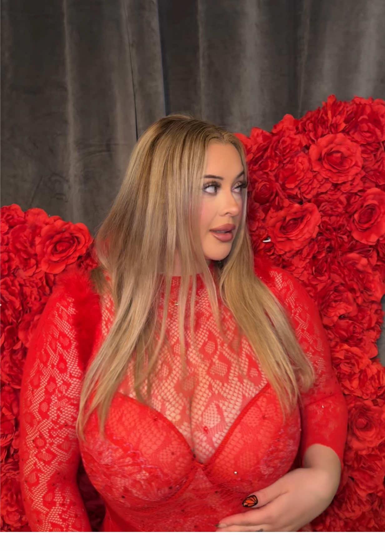 Always dreamed of being a Victoria’s Secret angel 💋 Inspired by @Karol G @Victoria’s Secret , I created my own wings — red for confidence, and butterflies because transformation is beautiful 🦋❤️ #victoriassecretangel #victoriassecret #karolg #fyp 