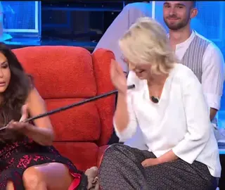 #SabrinaFerilli colpisce per sbaglio #MariaDeFilippi! Reazione tutta da ridere a #TúSíQueVales! 
