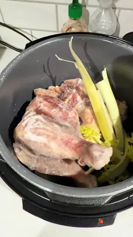 Homemade Chicken Broth from freezer and fridge scraps 😩😩 smells so good and mouth watering 🥴 #fyppppppppppppppppppppppp #fypシ #chicken #broth #homemade 
