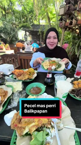 Yey yey kemarin aku lagi jalan jalan sore ke balipapan y, cuman buat nyobain nasi pecel viral nih , nasi pecel mas perri Cita rasa pecelnya gurih , porsinya pas dan isiannya komplit, dan kalo mau tambahan lauk pilihannya banyak bgt, ayam, daging, telur, paru, ikan, dll. Ada gorengan juga loh. Minumannya juga bayak bgt variasinya. Q kebetulan coba es susu jahe dan teh hijau,,, nggrrrrrr ungkeh bgt.. yok yg mw cobain bisa cari j di google nasi pecel mas perri balikpapan.  #pecel #nasipecel #balikpapan #kulinerindonesia #kulinerbalikpapan 