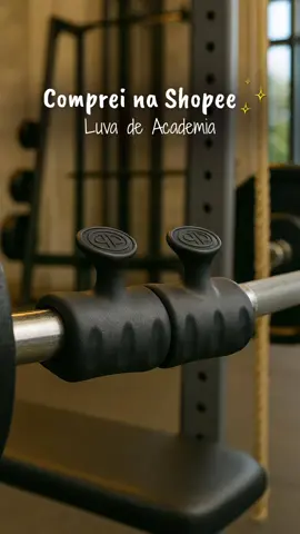 ✨️Link na Bio ✨️ 52 - Luva de Academia musculação crossfit 🤩 O SEGREDO PARA SEUS TREINOS DE MUSCULAÇÃO! 💪 Se você sofre com a mão deslizando no halter ou quer proteger suas unhas e a pele durante o treino, PRECISA desse acessório! Ele oferece uma pegada muito mais firme e confortável, permitindo que você se concentre totalmente no seu exercício e maximize seus resultados! É o acessório perfeito para quem quer elevar o nível do treino de perna, braço, e muito mais! ✨ Benefícios: * Pegada Antiderrapante: Nunca mais perca a aderência. * Conforto: Adeus calos e machucados. * Proteção: Ideal para quem tem unhas longas! * Melhora a performance em exercícios com halteres. Corre garantir o seu na Shopee! O link está na bio! 😉 #Academia #TreinoFeminino #Musculação #DicaFitness #AcessóriosFitness 