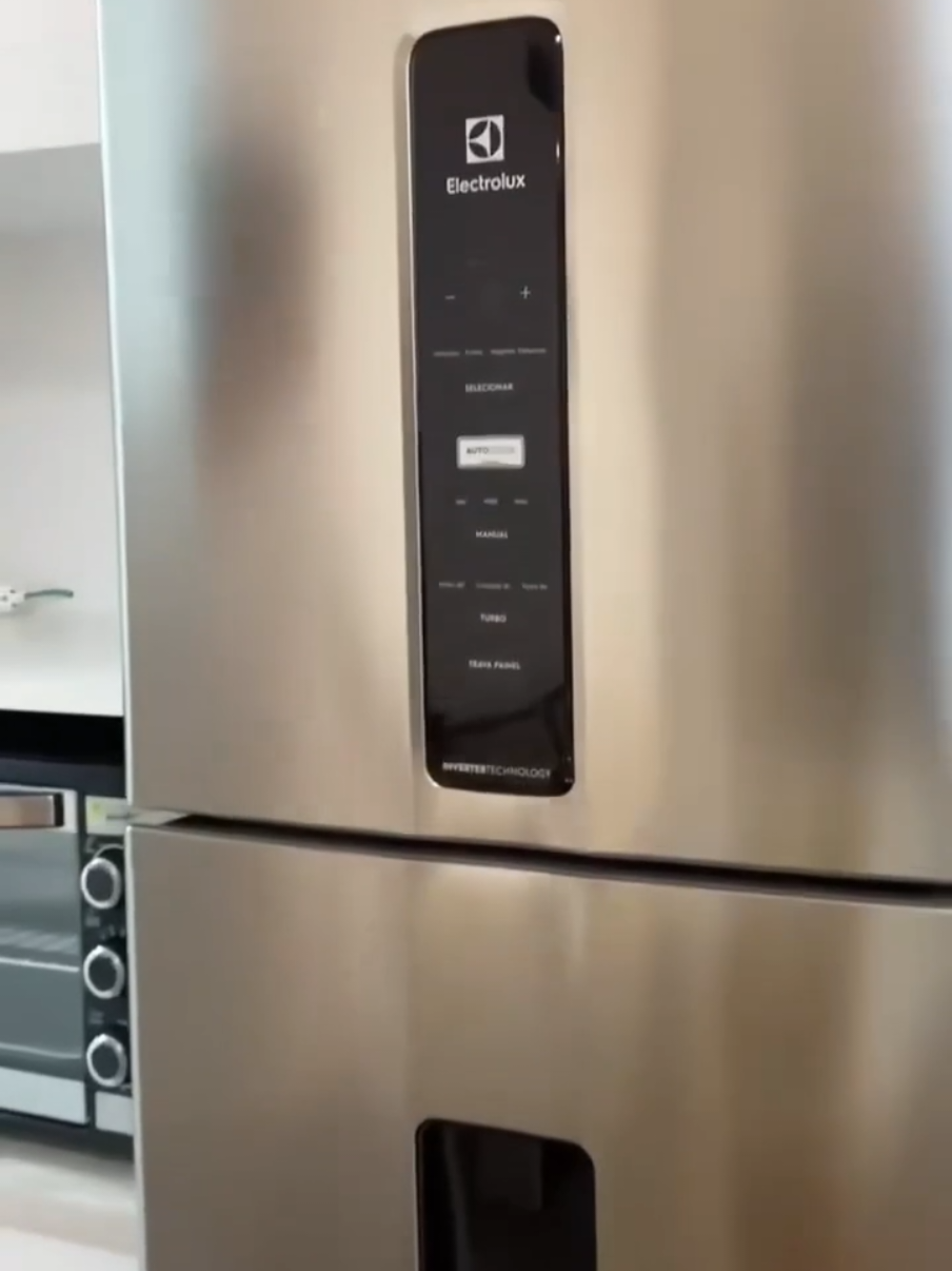 Legenda estilo post para Instagram: ✨ Sofisticação e tecnologia em um só eletro! A Geladeira Electrolux Frost Free Inverter 409L IW46S combina AutoSense inteligente, dispenser de água na porta e design Inox Look 💎 Com sistema Inverter, ela economiza energia e mantém seus alimentos frescos por muito mais tempo ❄️ Perfeita pra quem busca eficiência, espaço e elegância na cozinha moderna 💙 #geladeiraelectrolux #cozinhamoderna #inverter #achadinhosshopee #shopeebrasil 