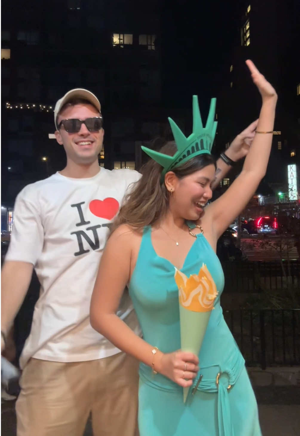 just me & my obsessed tourist 😇❣️🗽🍎🚕