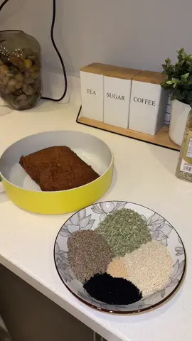 تمر النفاس  ( لاول 20 يوم ) : كيلو تمر منزوع النوى مع ملعقه زبده على النار ونضيف ربع كوب ( سمسم ، يانسون ، شمر )  ملعقه كبيره حبة بركة  نص ملعقه صغيره زنجبيل  يعجن ثم يتم تكويره ويغطى بالسمسم او ماتفضلينه .  ( لاخر 20 يوم ) :  نفس المكونات والطريقه بالاضافه الى ربع كوب رشاد .  مشروب القشر والاعشاب :  كوبين قشر  كوب ( يانسون ، شمر ، بابونج ، كراويه ، كمون )  ربع كوب قرفه   تخلط جميعها وتنحفظ بعلبه ثم يتم غلي كميه تناسب احتياجك مع الماء والتحليه بالعسل او سكر النبات .  الحوايج :  ماعرف طريقتها والله بس ابحثوا عن طريقتها بالتيك توك وتطلع لكم ♥️♥️