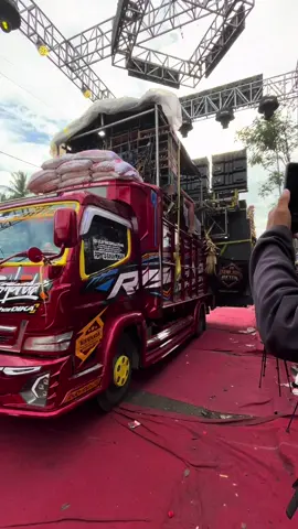 Mahardika pro finis kesiangan #soundsystemjawatimur #karnavalkidangberik2025 #riswandaaudio #riswandamahardika #soundsystem 