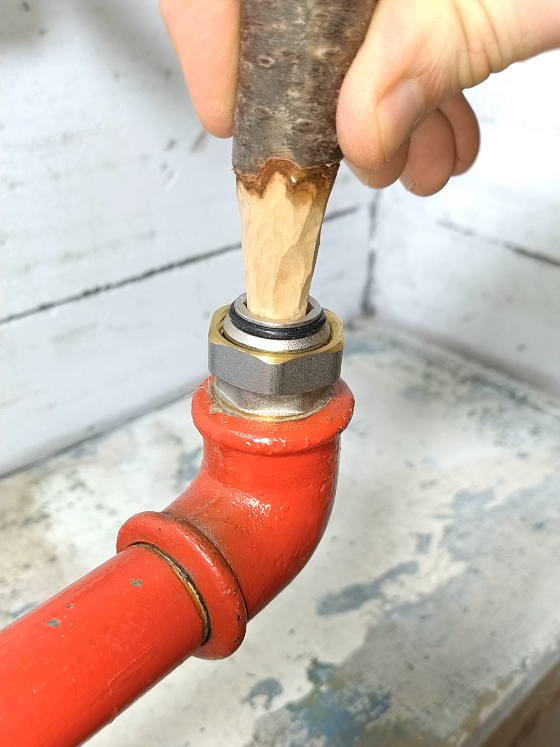Great DIY Plumbing Tricks! How to unscrew a stuck coupling from a pipe #DIY #plumbing #tips #tricks #plumber #skills 