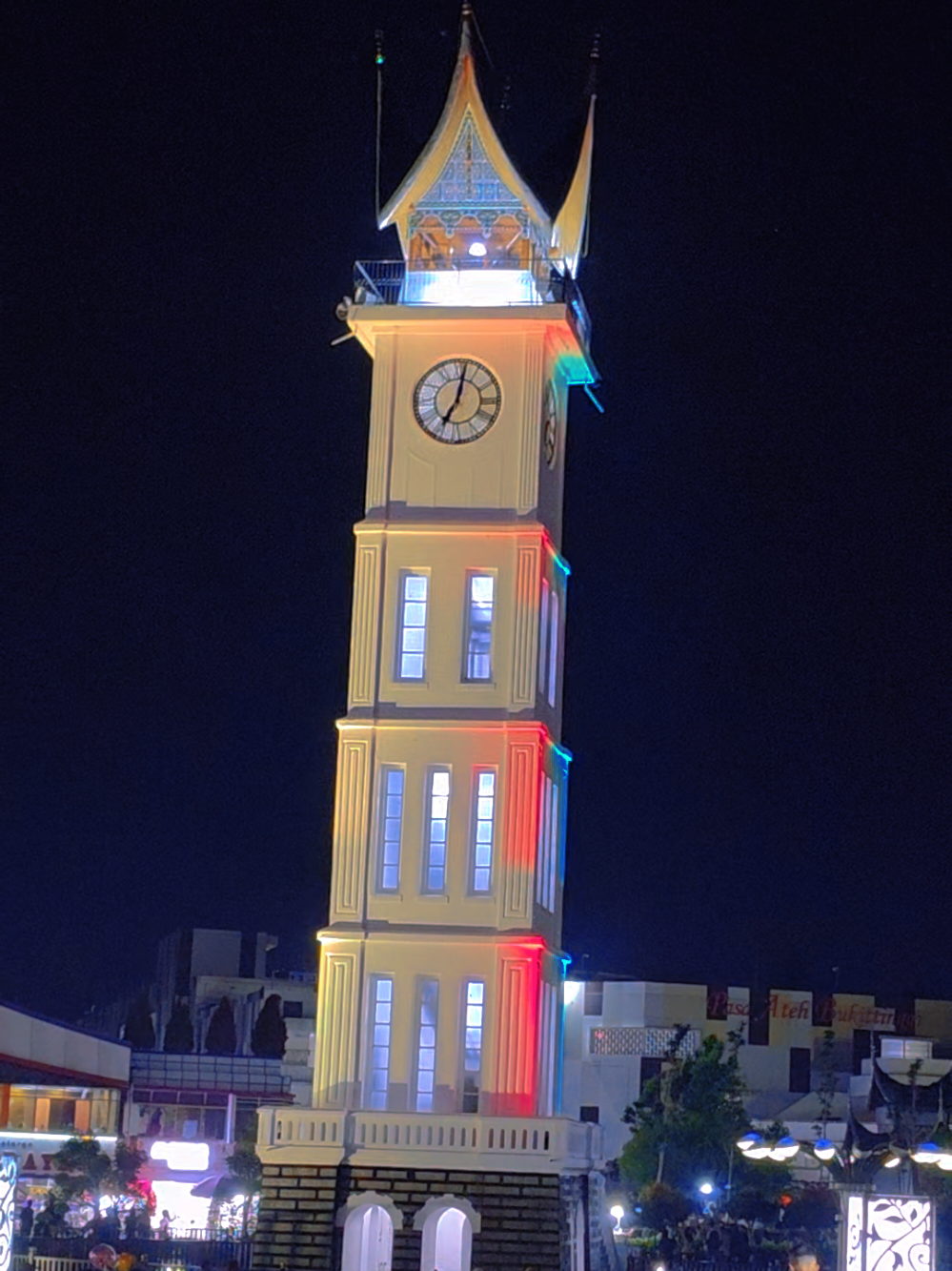 Suasana Malam di #jamgadang #bukittinggi #sumbar #fyp #fyppppppppppppppppppppppp 
