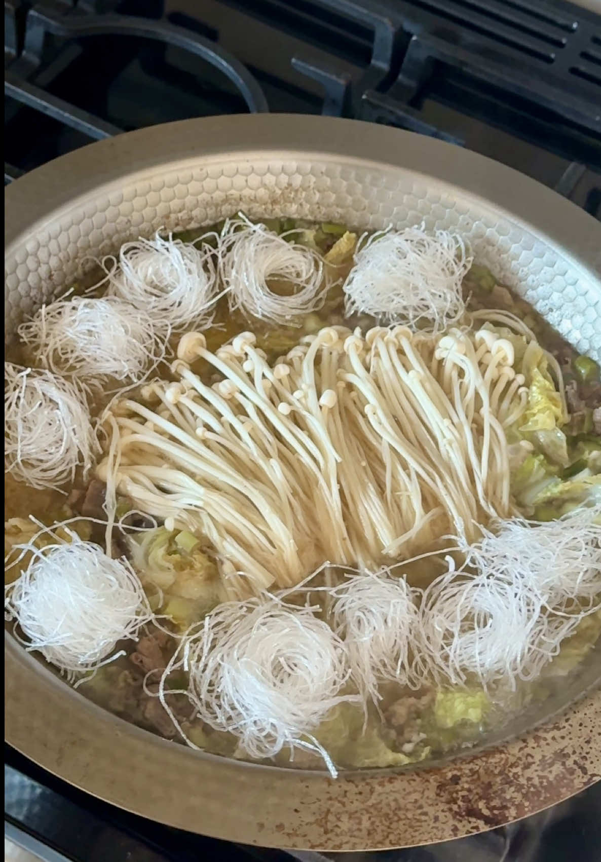 10-min Galbitang hack! 🍲 Sauté thin beef slices with garlic & green onion, then add water, oyster sauce, and tuna extract. Add a bit of napa cabbage if you like, then toss in glass noodles and enoki mushrooms. If it’s a little bland, season with salt to your liking and top it off with pepper. 10分でカルビタンの味に！ 脂が少なめのしゃぶしゃぶ用牛肉に、ネギとニンニクのみじん切りを加えて炒めます。水・オイスターソース・マグロ液、お好みで白菜を入れ軽く煮たら、春雨とえのきを加えます。味が物足りなければ塩で調整し、仕上げにコショウを振って召し上がれ🤗 10분 만에 갈비탕 맛 완성!  샤브샤브용 소고기에 다진 마늘과 대파를 넣고 볶아요. 물, 굴소스, 참치액을 넣고, 배추를 조금 넣어도 맛있어요. 그다음 당면과 팽이버섯을 넣고 살짝 끓이면 끝! 간이 약하면 소금으로 맞추고, 마지막에 후추를 톡톡 뿌려주세요.