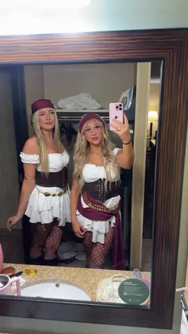 yay pirates 🏴‍☠️🏴‍☠️ @bri #fyp #pirate #halloween #costume 