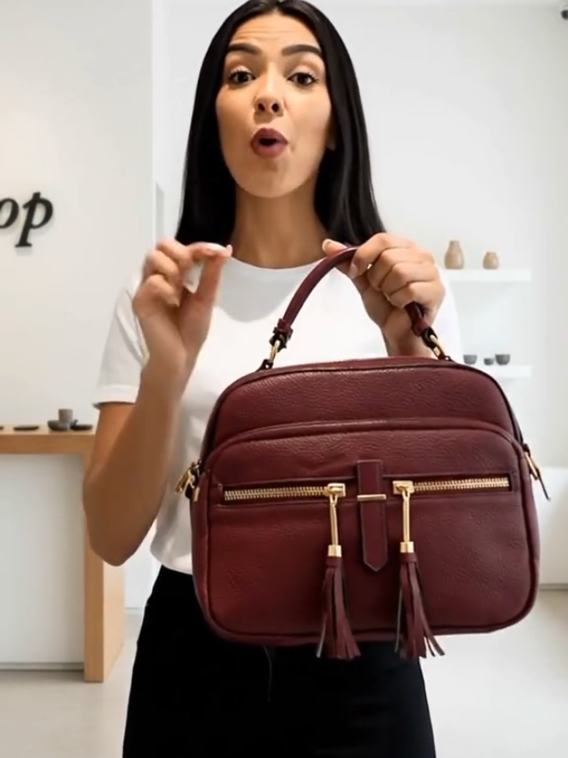 Bolsa Feminina Com Alça Lateral Transversal A bolsa feminina com alça lateral transversal é perfeita para quem busca praticidade e estilo. Com um design moderno, ela conta com detalhes de franjas, zíper e acabamento impecável. Ideal para o dia a dia ou até para um look mais casual, ela oferece organização e versatilidade, além de um toque de elegância com sua cor bordô. #tiktokshop #bolsa #achadinhos #moda #modafeminina 