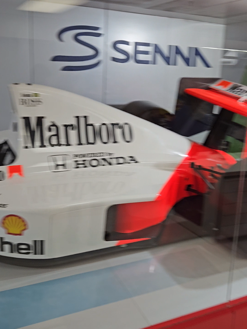 Eu ainda estou tão emocionado em ver um CARRO DE F1 DO SENNA que nem sei o que escrever na legenda então vamos de F1 HERITAGE  #f1 #formula1 #senna #ayrtonsenna 