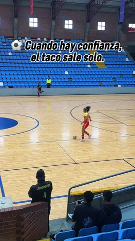 😮‍💨 Tres toques de pura magia: dos pases precisos y un filtrado perfecto que termina con una definición de taco ante la salida del portero… ¡y este ni se movió! 🔥⚽️ Clase, creatividad y calidad total 👏 #Golazo #FutsalColombia #FutbolSala #TalentoColombiano #FutsalFemenino 