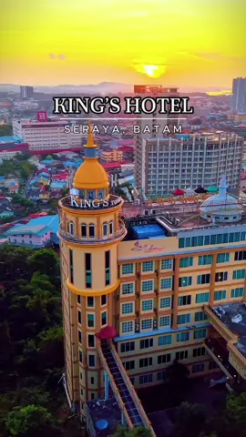 Batam sore hari dari atas King’s Hotel… vibes-nya beda banget. Rooftop King’s Hotel tuh emang nggak main-main view-nya #batamtiktok #batamhits #batampunyacerita #batamviral #staycation 