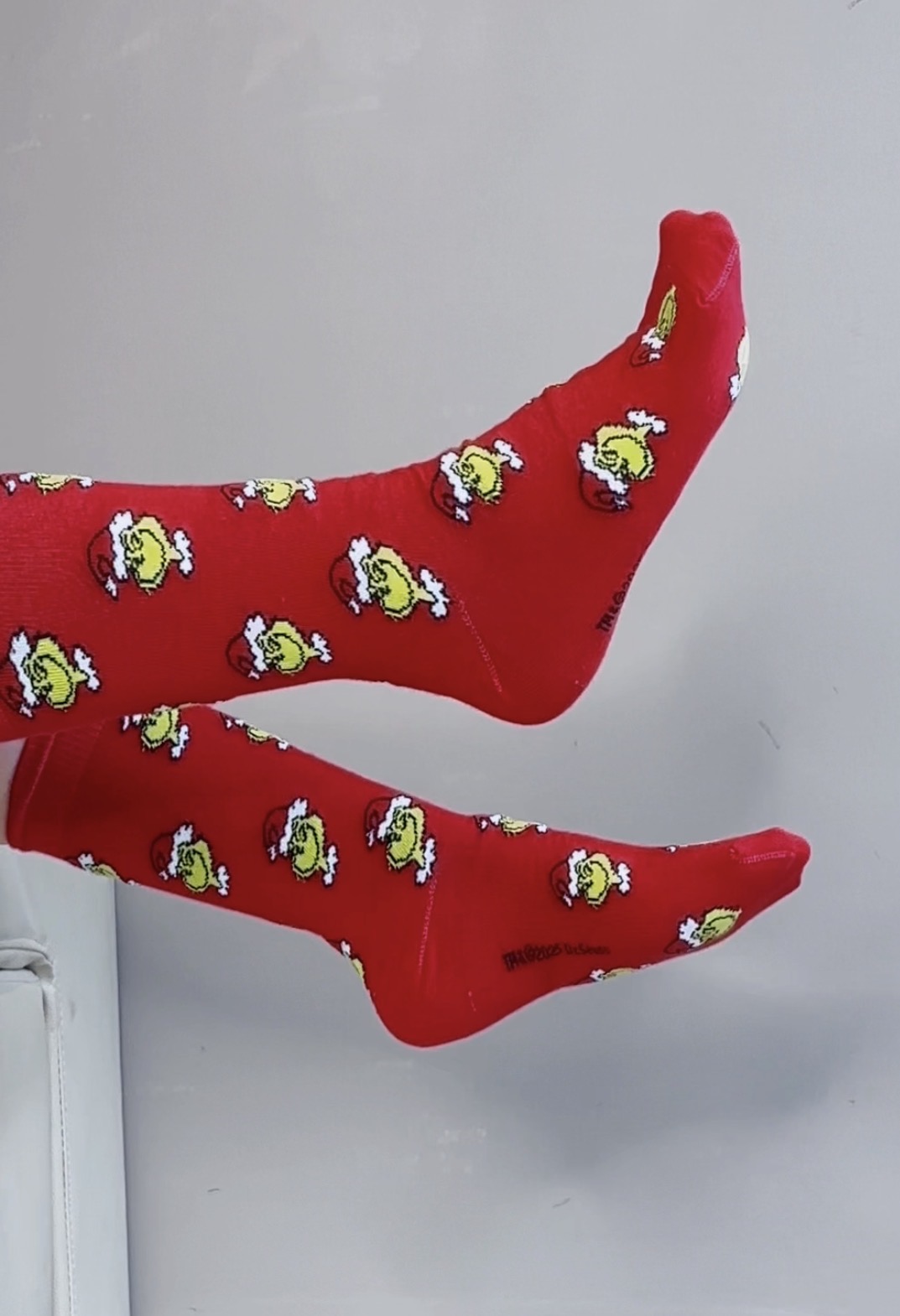 Dale a sus looks navideños un toque travieso con las medias del Grinch 🎄✨ Perfectas para los más pequeños disponible en tiendas, App y deprati.com 💚