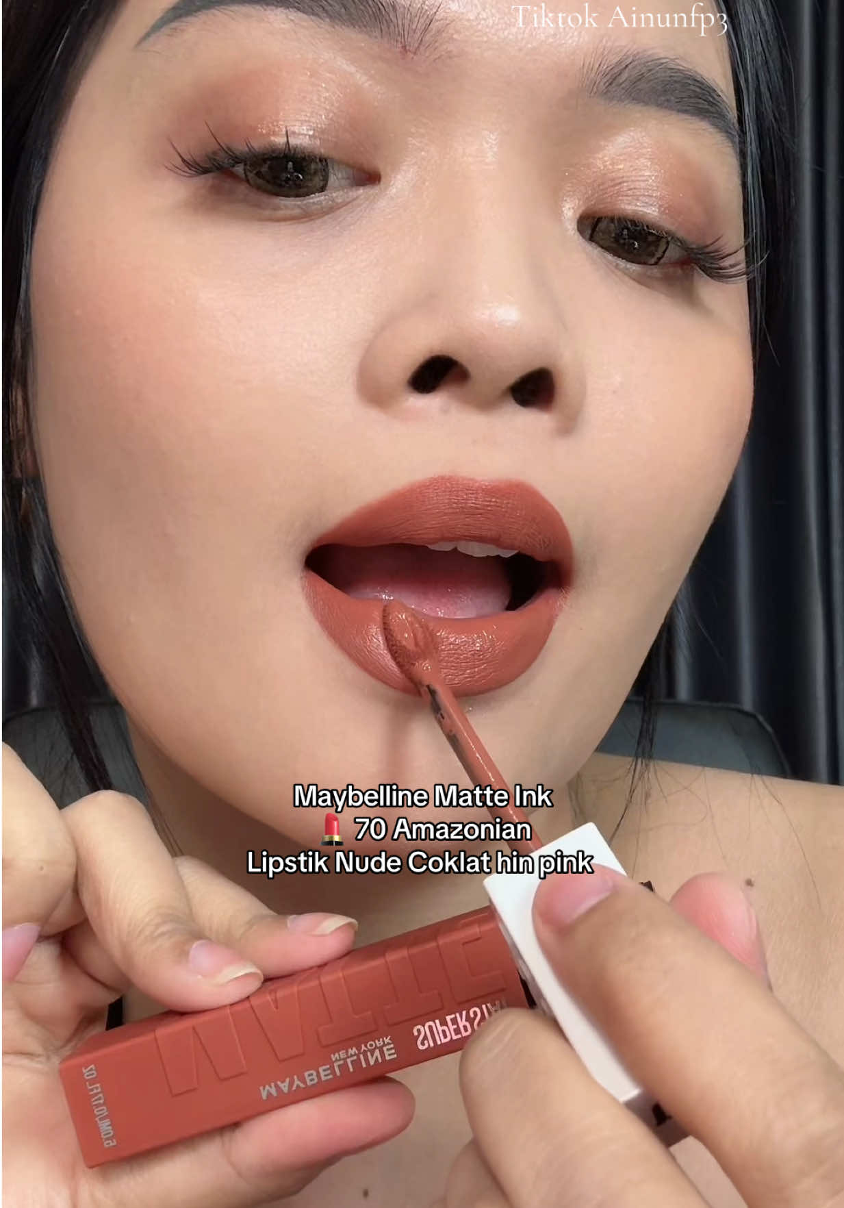 Maybelline 70 Amazonian Lipstik Nude Coklat kepink wajib banget punyaaa @Maybelline Indonesia  . . . #maybelline70amazonian #cumamatteinkyangbisa #wearemaybelline #maybellinesuperstay #lipmatte 