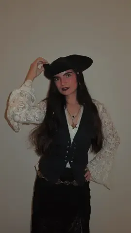Savvy? 🏴‍☠️⚓️ #piratesofthecaribbean #jacksparrow #disney #elizabethswann #halloweencostume 