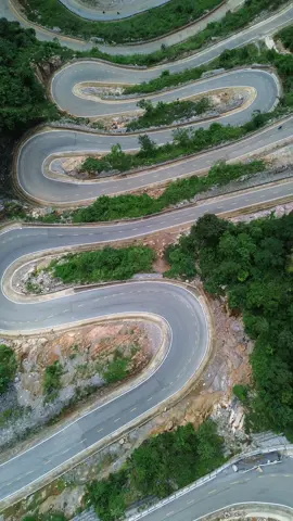 Thắc mắc tại sao phải có flycam á hả?  Đây,flycam sẽ cho ta thấy những góc nhìn rất mê luôn mọi người ạ! Đèo Khâu Cốc Chà,góc nhìn từ trên cao siêu uốn lượn luôn mọi người ạ ! #deo15tang #datohagiang #caobang #flycam #tiktokvairal 