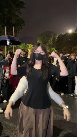 Bắt gặp idol mun ghép đôi trên phố đi bộ 🫵🏻