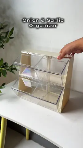 May takip na kaya safe na safe tlaga ang mga sibuyas at bawang! #lagayanngsibuyas #acrylic #acrylicorganizer #kitchenessentials #acrylicstorage #storagerack #transparent #transparentorganizer 