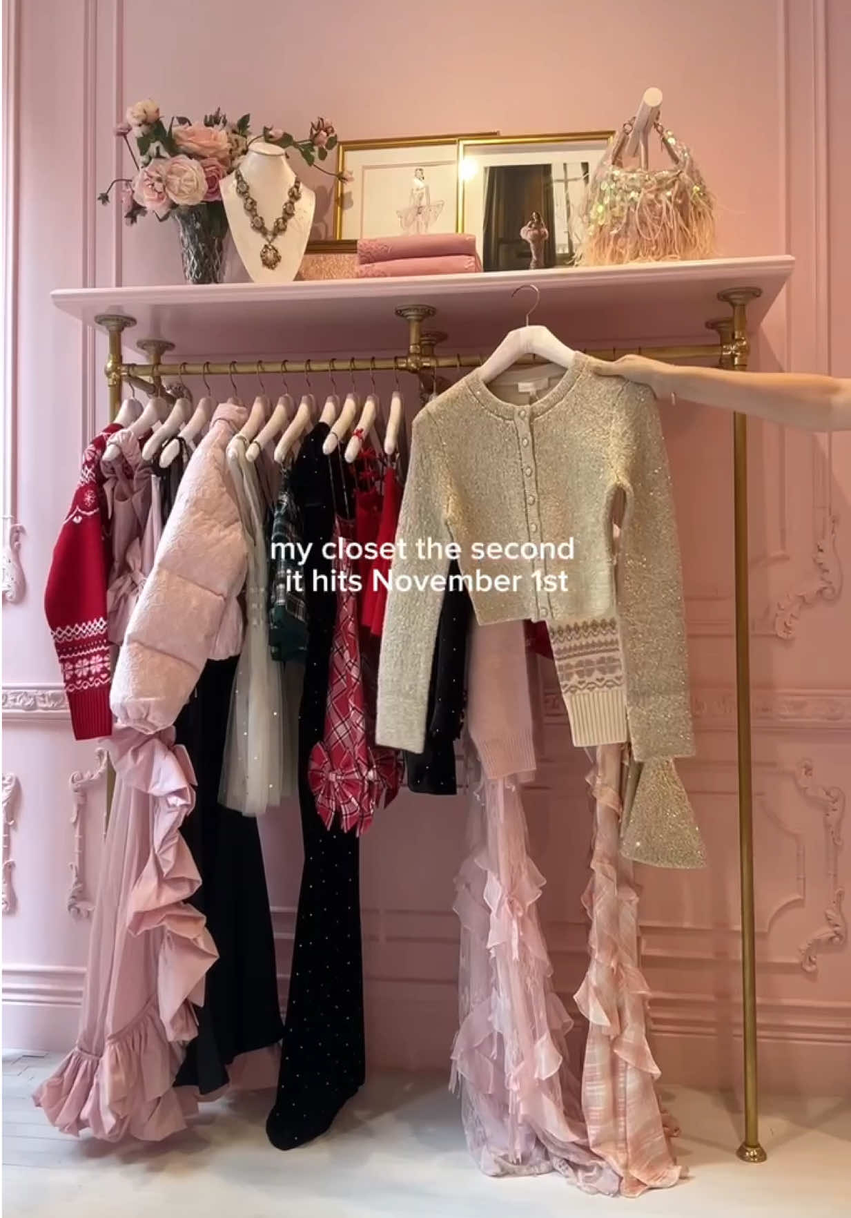 The holiday season is defrosting❄️✨ Reset your closet with our new arrivals available NOW!!🎀 #holidaywardrobe #holidaydressing #wardrobereset #fancy #holidayoutfits 