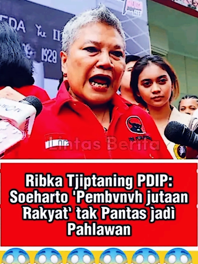 RIBKA TJIPATANING Ribka Tjiptaning, seorang aktivis HAM dan anak dari aktivis HAM yang hilang, menolak Soeharto menjadi pahlawan nasional karena Soeharto dianggap bertanggung jawab atas pelanggaran HAM berat selama masa pemerintahannya, seperti: 1. Pembunuhan massal pada tahun 1965-1966 2. Penangkapan dan penyiksaan aktivis dan lawan politik 3. Kekerasan terhadap masyarakat sipil dan minoritas Ribka Tjiptaning dan banyak lainnya berpendapat bahwa Soeharto tidak layak menjadi pahlawan nasional karena catatan kelamnya dalam hak asasi manusia. #pahlawan  #soeharto  #indonesia  #fyp 