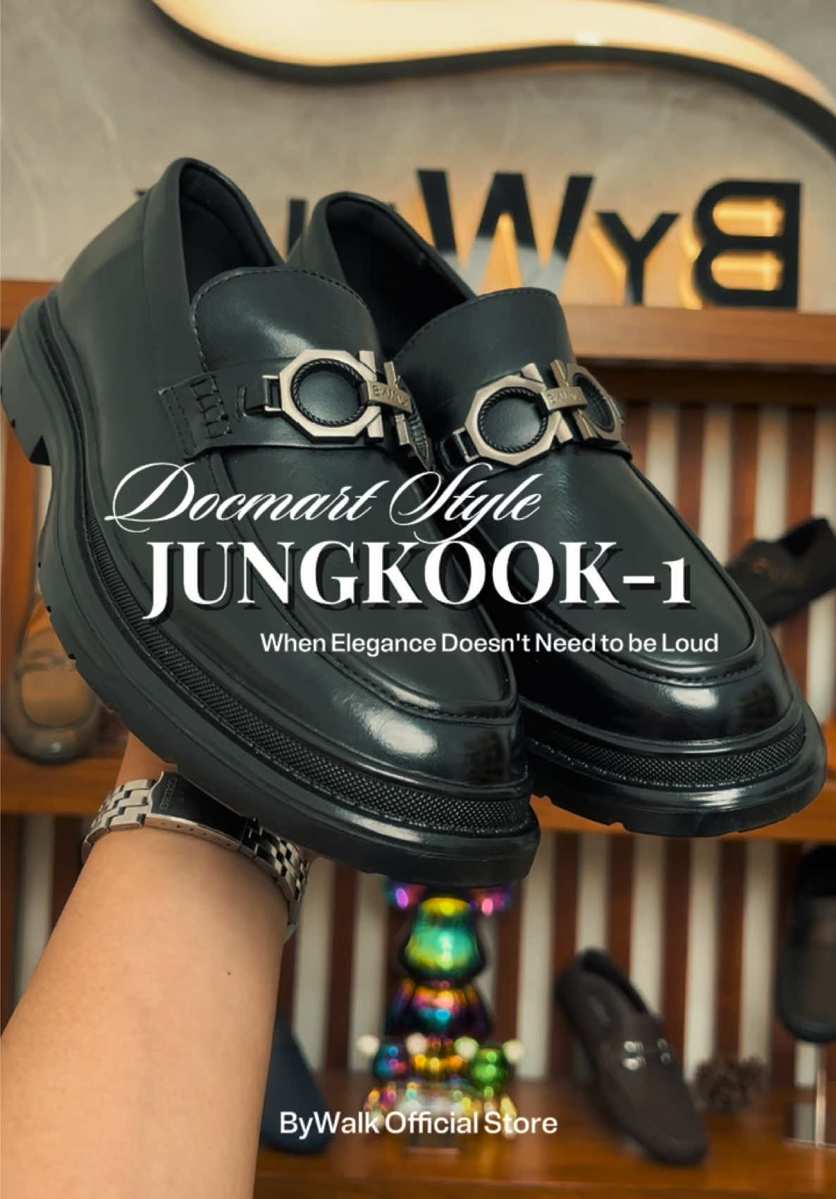 #sepatuformalpria yang elegan dan terlihat mewah dengan sendirinya nih gengs. JUNGKOOK-1 dari #bywalkshoes wajib banget kalian miliki. Check out sekarang, karena #sepatucowokkeren yang satu ini semakin menipis 👞🛍️ #docmartshoes #rekomendasisepatupria 
