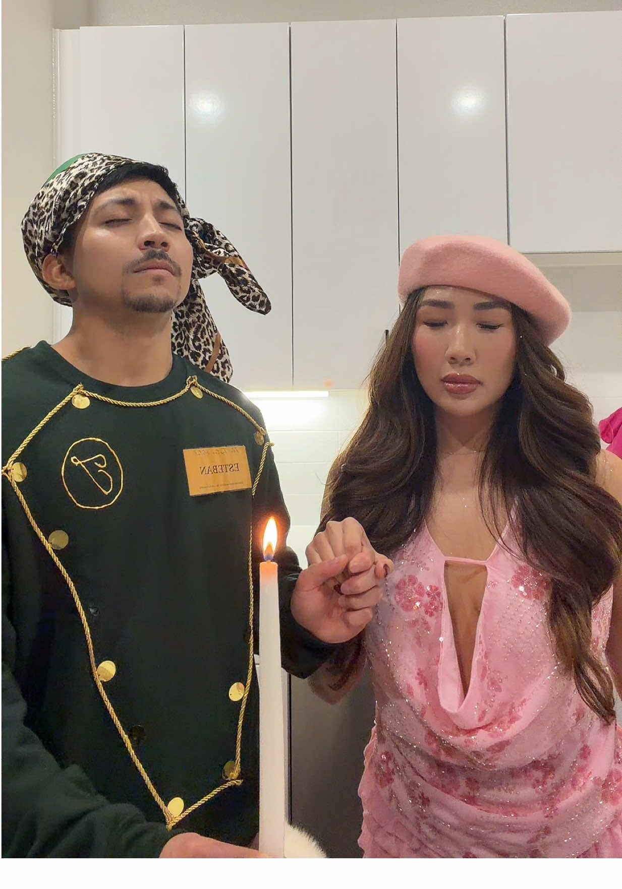 Ghostyyy... speak to usss 💀 #londontipton #londontiptoncostume #halloween #zachandcody 