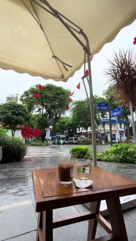 🍒🍒🍒. Thời tiết mưa phùn se se lạnh ngồi ngắm phố phường.  Nguyen