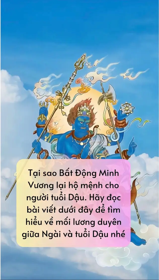 Vì sao Bất Động Minh Vương lại hộ mệnh cho người tuổi Dậu? Bất Động Minh Vương (Acala Vidyaraja) là một trong Ngũ Đại Minh Vương của Phật giáo Mật tông, được tôn kính là vị hộ pháp mạnh mẽ, giúp hàng phục tà ma, tiêu trừ chướng ngại và bảo vệ chính pháp. Ngài là Phật bản mệnh của người tuổi Dậu, mang đến sức mạnh, trí tuệ và lòng kiên trì để giúp họ vượt qua thử thách trong cuộc sống. Mối lương duyên giữa Bất Động Minh Vương và tuổi Dậu Giúp người tuổi Dậu kiên trì và vững vàng Người tuổi Dậu thường thông minh, chăm chỉ và có ý chí mạnh mẽ, nhưng đôi khi thiếu sự kiên nhẫn và dễ bị ảnh hưởng bởi ngoại cảnh. Bất Động Minh Vương là biểu tượng của sự bất động và kiên định, giúp người tuổi Dậu giữ vững tâm trí, không bị dao động trước những khó khăn và cám dỗ. Bảo vệ và trừ tà, giúp hóa giải vận hạn Ngài có sức mạnh hàng phục ma quỷ, tiêu trừ tà khí, giúp người tuổi Dậu tránh xa những điều xấu, bảo vệ họ trước những nguy hiểm vô hình. Sự che chở của Bất Động Minh Vương giúp người tuổi Dậu vượt qua khó khăn, tai họa trong công việc và cuộc sống. Tăng cường trí tuệ và bản lĩnh Người tuổi Dậu có khả năng suy nghĩ sắc bén, nhưng đôi khi thiếu sự quyết đoán hoặc nóng vội. Bất Động Minh Vương tượng trưng cho trí tuệ mạnh mẽ, giúp người tuổi Dậu có sự sáng suốt, nhìn thấu mọi sự việc và đưa ra quyết định đúng đắn. Giúp rèn luyện sự nhẫn nại và điềm tĩnh Bất Động Minh Vương là hiện thân của sự bất động trước mọi nghịch cảnh. Ngài giúp người tuổi Dậu rèn luyện tính nhẫn nại, không vội vàng, không bị phân tâm bởi lời khen chê hay thị phi trong cuộc sống. Cách cầu nguyện và thờ phụng Bất Động Minh Vương 1. Đeo trang sức phong thủy: Mặt dây chuyền hoặc tượng Bất Động Minh Vương giúp người tuổi Dậu nhận được sự che chở. Vật Phẩm có trong phần trưng bày đầu kênh tôi đã được bên tôi gia trì và xin lộc đầy đủ, mọi người vào thỉnh để nhận được sự bảo vệ từ Ngài. 2. Đặt lá bồ đề tuổi Dậu và Phật Bất Động Minh Vương mang theo trong ví. Vật phẩm có trong phần trưng bày đầu kênh tôi đã được bên tôi gia trì và xin lộc đầy đủ, mọi người vào thỉnh để nhận được sự bảo hộ từ NGài 3. Niệm danh hiệu Ngài: Câu 