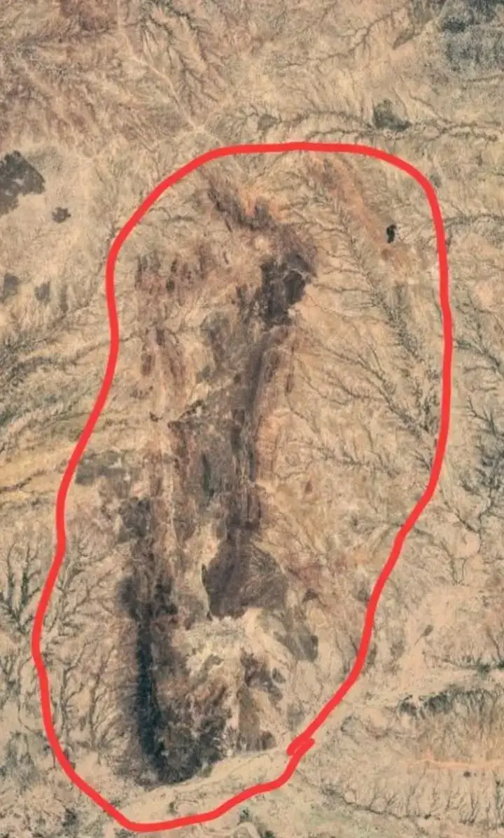 ‏هذا هو منجم جبل عامر للذهب غرب ‎مدينة الفاشر السودانية، وهو سبب هذه الحروب والمجازر في ‎السودان من عام 1999 ويعتبر من أكبر مناجم الذهب في أفريقيا ووصل إنتاج الذهب فيه عام 2023 الى 50 طنًا سنويًا، ويتميّز عنها أنه سطحي وتركيز الذهب فيه عالي، ومنطقة دارفور بصفة عامة غنية بالمعادن، وهذا هو السبب في الأزمات والصراعات التي تتخذ صبغة عرقية لكنها في الأصل صراعات على الموارد. #السودان  #الامارات #ذهب 