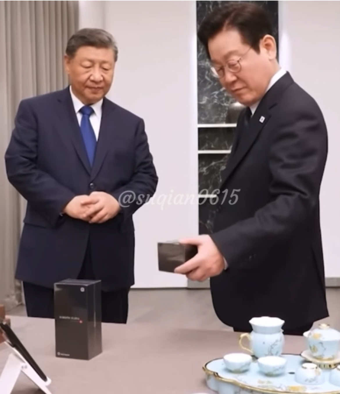 会议结束后对韩国进行国事访问，给李在明总统赠送两部小米手机，李在明总统问通信保安如何，习主席说看看有没有后门，他还是那么幽默风趣又有梗。