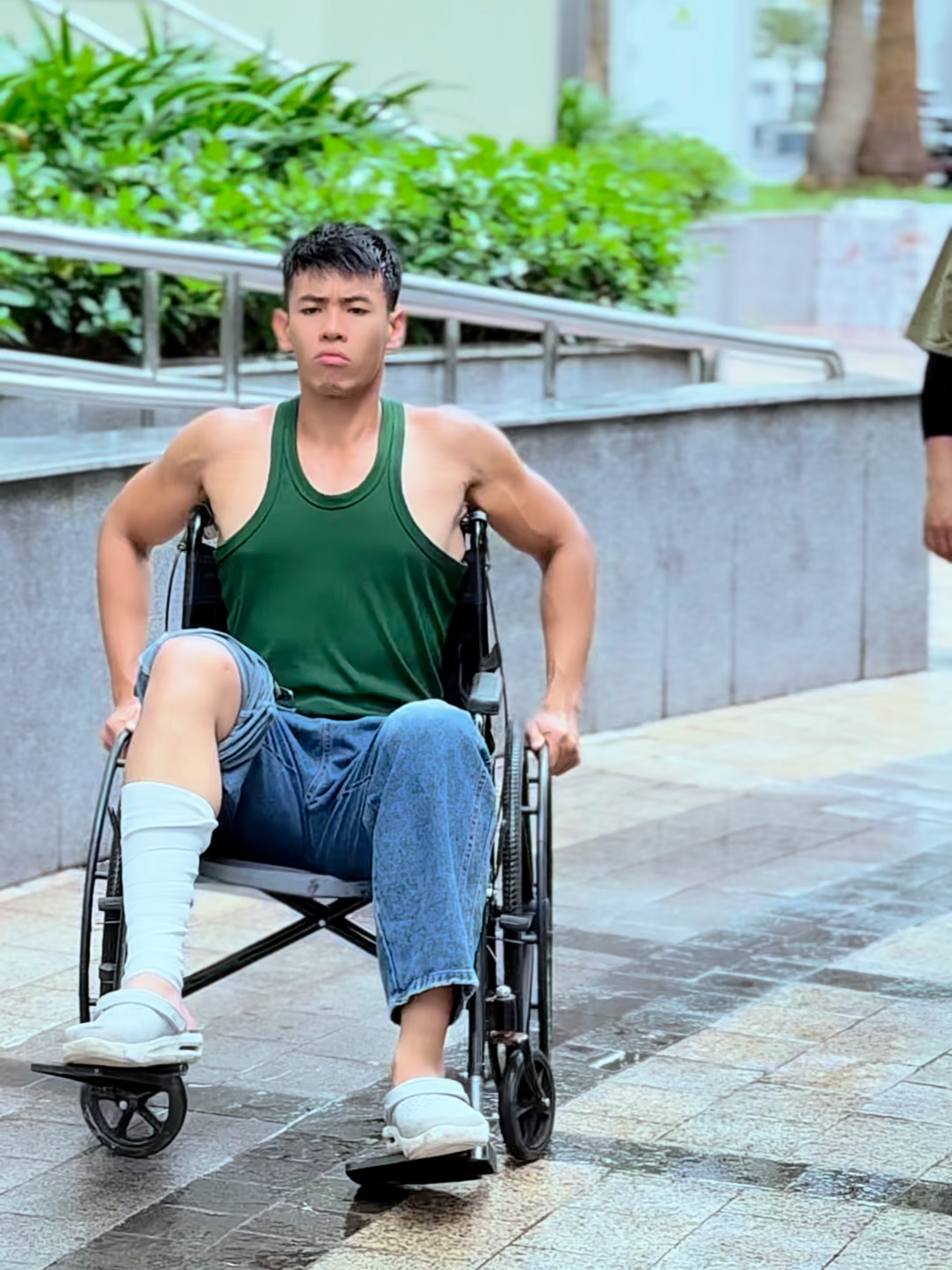 + Không nên chế giễu một ai.