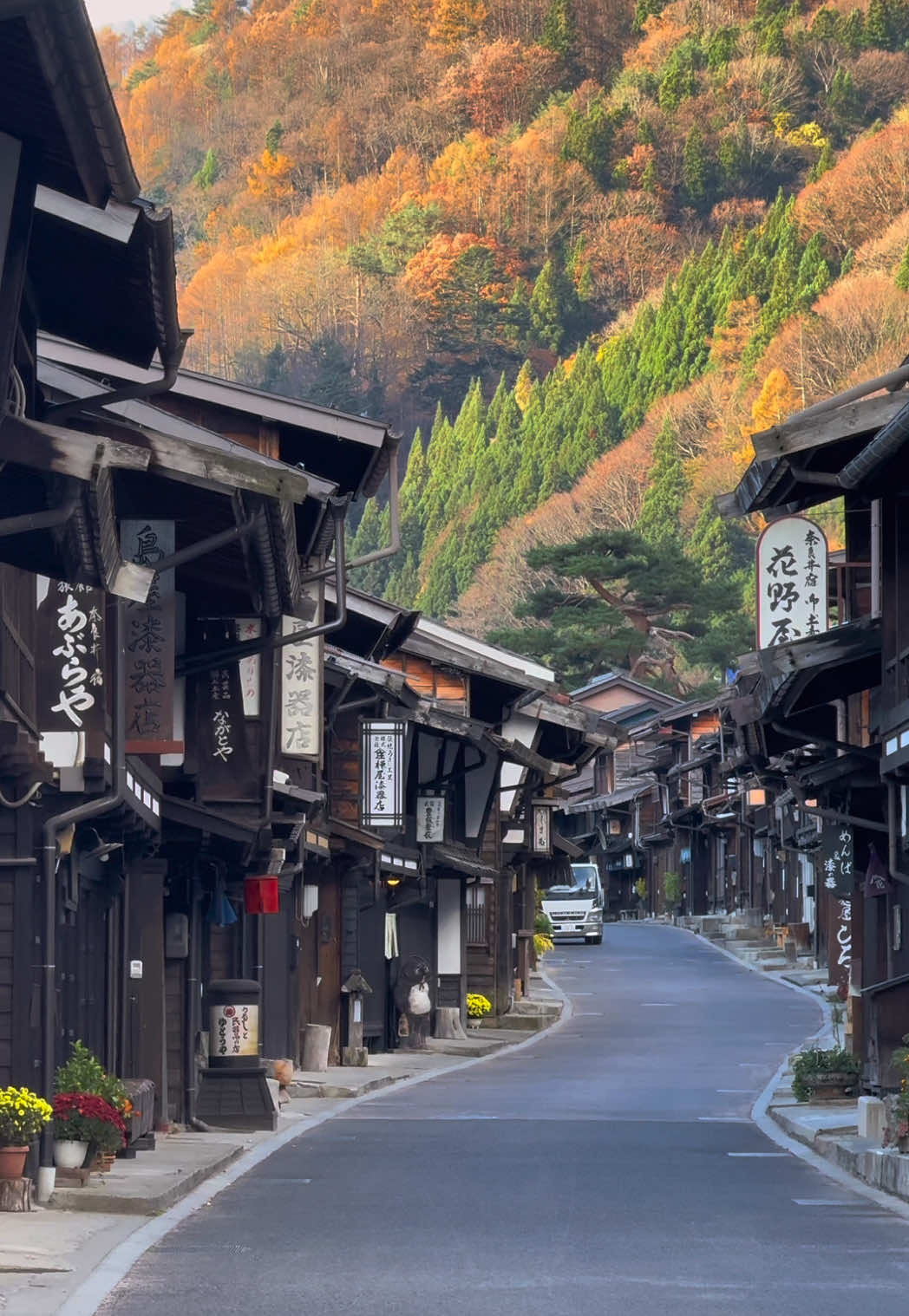 間もなく見れる長野の美しい紅葉🍁 📍Narai-juku | Nagano🇯🇵 🗾奈良井宿 📱iPhoneで撮影 🔴見どころ ・江戸時代の宿場町の雰囲気を色濃く残す約1 kmの町並みに、紅葉が溶け込みます。 ・宿場内の「水場（町の湧水スポット）」や石畳、木造建築と紅葉の組み合わせが特にフォトジェニック。  ・山間の宿場なので、背景には色づいた山々も入り、より紅葉らしいスケール感があります。  🍁見頃時期：例年11月上旬〜11月中旬 あたりがピーク。 🚉アクセス ・JR中央本線「奈良井駅」から徒歩約1分で宿場町へ入れます。 撮影日:2024 / 11 / 20 #奈良井宿 #長野 ⁡