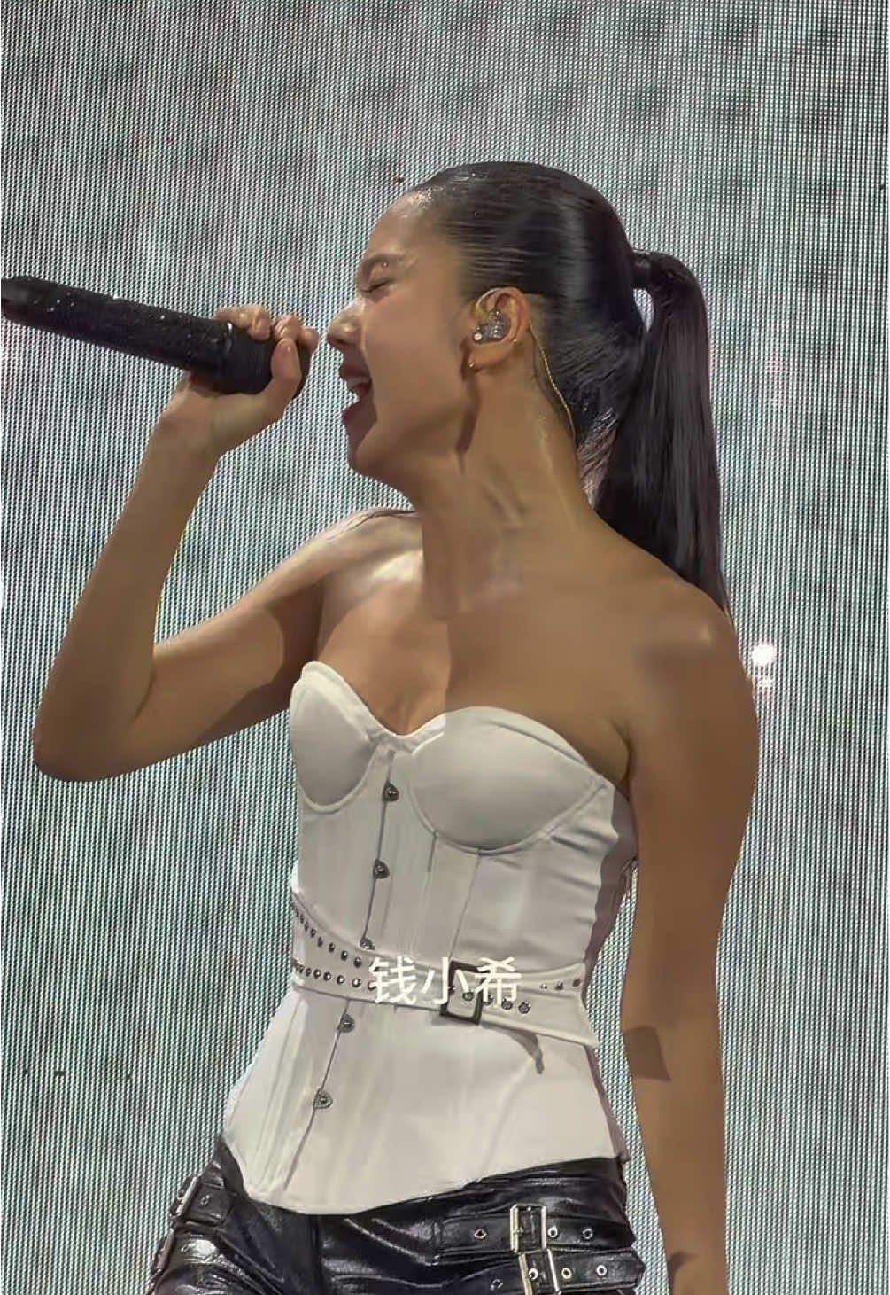 251001 | #JISOO performing “HUGS AND KISSES” at the DEADLINE world tour in Jakarta, Indonesia. Day 1