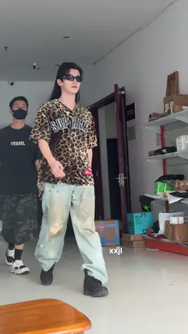 เหออวี่ ตราบใด..ที่พระอาทิตย์ ยังขึ้นอยู่ทุกเช้า ชีวิตเราก็ยัง 