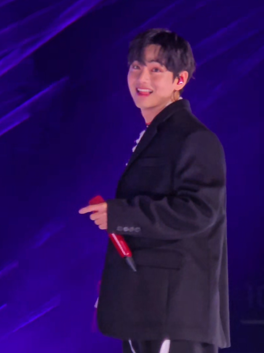So happy to see Taehyung back on stage 🥰 #cttoofvideo #taehyung #btsv #foryou #fyp 