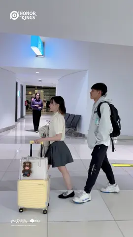 Nah udah sampe!🙌 @PAIII sama @MomoChan mau ngapain aja ya di Cina?🇨🇳 Coba tebak dikomentar!😎 #HOK #HOKID #HonorofKings #HOKIndonesia