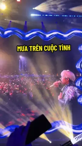 Kỷ niệm xưa em ơi nhớ chăng? Bao lời yêu đã nói hôm nào Từng cơn mưa đôi ta có nhau phút giây thần tiên Giờ mình anh trên con phố xưa Ngồi lặng lẽ ngắm mây dần trôi Mặc cho thời gian hờ hững xô nhau mái đầu ❤️ Trùi ui ngày mưa nghe bài này nó đỉnh gì đâu ❤️ #dauanthanhxuan #liveconcertdantruong #dantruong #muatrencuoctinh #xh 