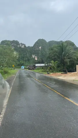 Tidak bosan Kalau lewat Jalan alternatif banjarbaru-batulicin dengan view secantik ini⛰️ 📍Mantewe, Batulicin Kalsel #mantewe #batulicin #kalsel_punya 