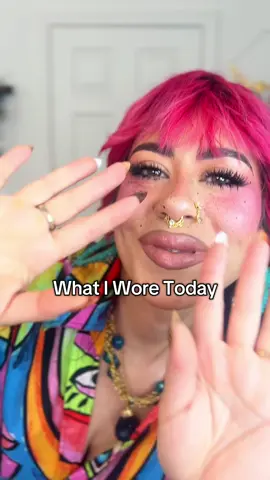 Your friendly neighborhood face painter 👩🏻‍🎨 #promua #lasvegasmakeupartist #workoutfit #styleinspo #outfitoftheday 