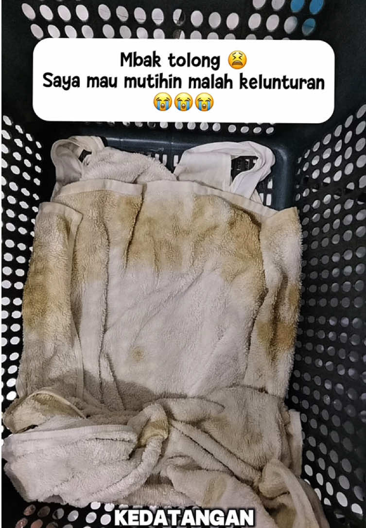 Awalnya mau mutihin baju, eh malah kelunturan ke mana-mana 😭 Udah coba treatment berkali-kali tapi tetep gagal… Sampai akhirnya kita coba bantu, dan hasilnya — balik bersih lagi, bahkan kayak baru 😍✨ #LaundryTips #Kelunturan #MemutihkanBaju #MenghilangkanNodaLuntur #TreatmentBaju 