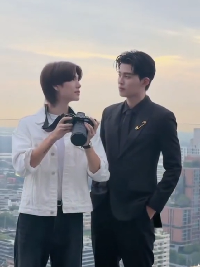 အပ်ပုဒ်ိတ်လေး အရမ်းချောတာပဲကွာ အကြည့်ချင်းစုံ ရင်ခုန်တာပေါ့🤧💗 နောက်ဆုံးပုံမှာ ဖူဖူလေး သူ့ကိုကိုကို လက်ညှိးထိုးပြီး ဘာတွေသဘောကျနေလဲမသိဘူး🤭(viewတွေကျနေတယ်ကွာ🥺)#pondphuwin #ဒီချိန်တင်ရင်viwerမတတ်မှန်းသိတယ်🙂 #fyppppppppppppppppppppppp #fypシ゚viral #cbl @TikTok @GMMTV @ppnaravit @phuwintang 